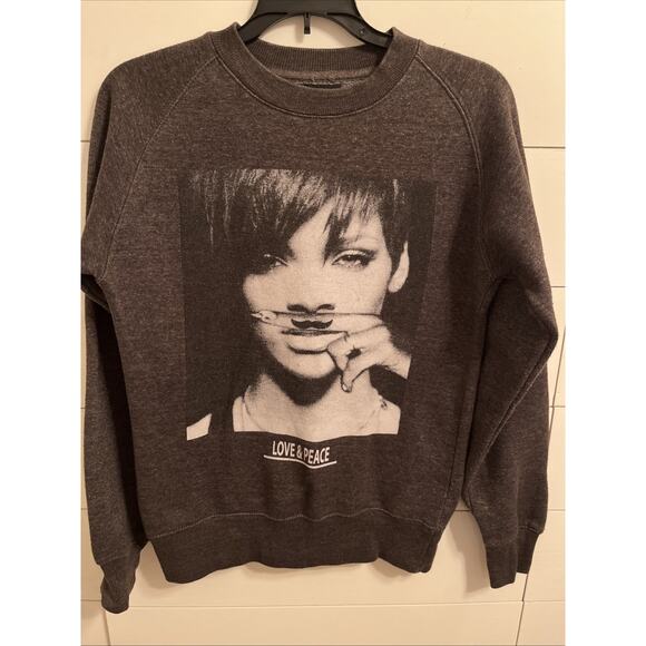 Rihanna Finger Mustache ‘Love & Peace’ Grey Sweatshirt women’s M - Picture 1 of 5